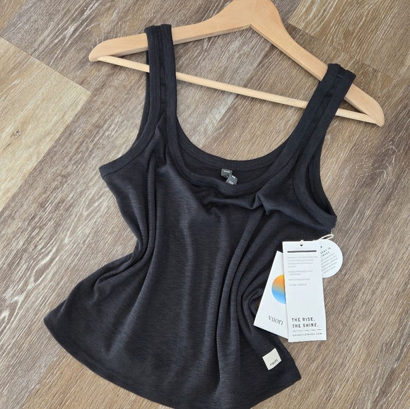 Vuori Sunrise Crop Tank Top Ribbed Black NWT Slim Fit Stretch Athleisure - Picture 3 of 11